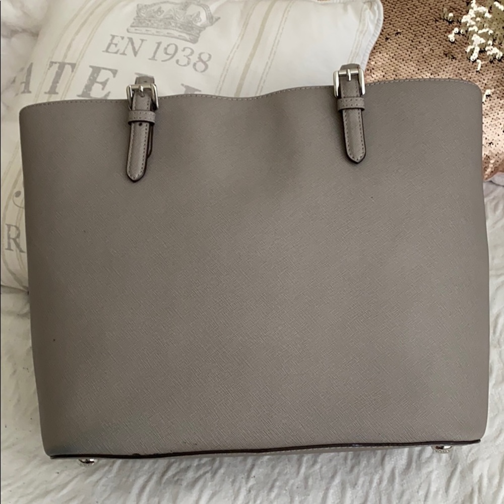 🎉HP🎉 Michael Kors Pearl Gray Jet Set Bag - Picture 8 of 15